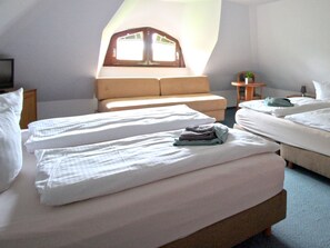 zweites Schlafzimmer mit zwei Doppelbetten