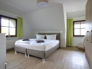 erstes Schlafzimmer mit Doppelbett