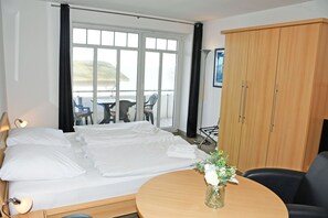 06 schöne 1-Raum-Fewo tlw. Seeblick, Strandlage mit Balkon