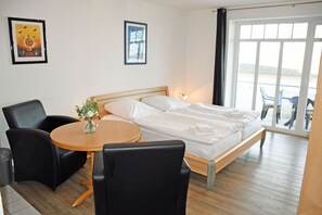 06 schöne 1-Raum-Fewo tlw. Seeblick, Strandlage mit Balkon