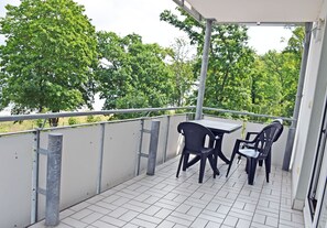 06 schöne 1-Raum-Fewo tlw. Seeblick, Strandlage mit Balkon