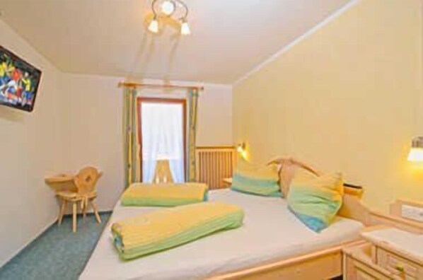 APART FRANZISKA...Doppelzimmer 3 Landhaus mit Balkon und Flat-TV