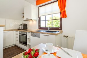 Appartement Lee mit Seeblick und Balkon (R)