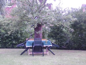 Blick auf Sitzecke im Garten