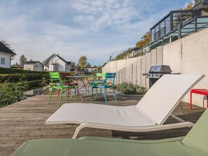 Süd-Terrasse mit Relaxliegen, Grill, Esstisch, Stühle
