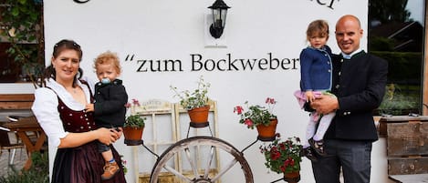 Wir sind Ihre Gastgeber - Stefan und Franziska mit Viktoria und Maximilian