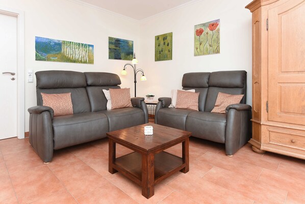Wohnzimmer mit integriertem Küchenbereich