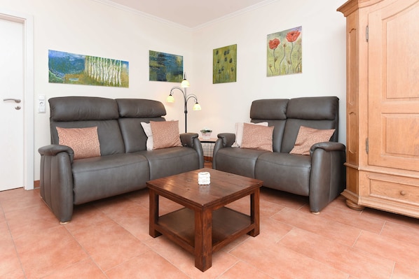 Wohnzimmer mit integriertem Küchenbereich