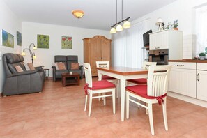 Wohnzimmer mit integriertem Küchenbereich