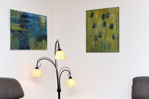 Wohnzimmer mit integriertem Küchenbereich