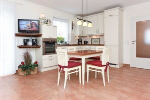 Wohnzimmer mit integriertem Küchenbereich