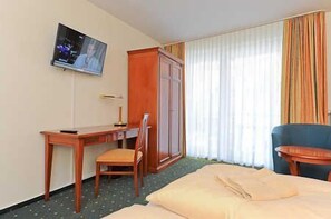 Wohn- und Schlafraum mit integriertem Küchenbereich