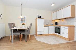 Wohnzimmer mit integriertem Küchenbereich
