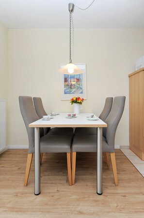 Wohnzimmer mit integriertem Küchenbereich
