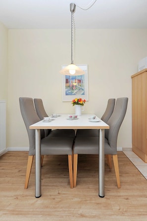 Wohnzimmer mit integriertem Küchenbereich