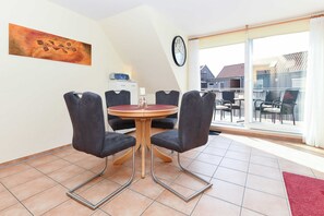 Wohnzimmer mit integriertem Küchenbereich