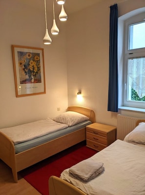 Schlafzimmer mit zwei Einzelbetten