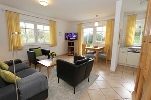 Wohnzimmer mit Couch und TV