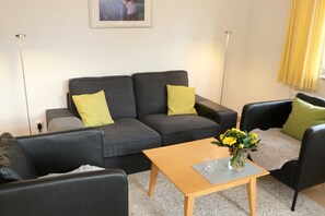 Wohnzimmer mit gemütlicher Couch