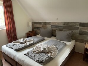 Schlafzimmer mit Doppelbett