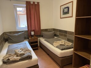 Schlafzimmer mit 2 einzeln stehenden Betten