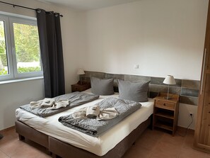 Schlafzimmer mit Doppelbett