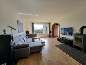 Wohnzimmer mit Kamin