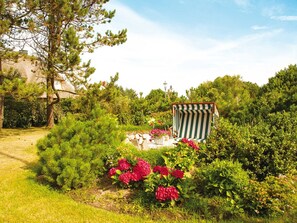 Strandkorbecke im eingewachsenen Garten