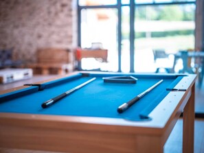 Lounge with sofas and armchairs - 1 TV - Billiards + Board games - Air conditioning - 1 WC
