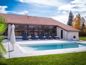 Heated swimming pool (mid-April to mid-November) - 1 large terrace with 1 barbecue, 1 plancha - Deckchairs, parasol, garden furniture - 1 table tennis table