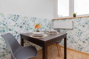 Independent kitchen with a microwave