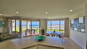 Pelican Shore Villa 5 Kalbarri Accommodation Services - Open Plan Living