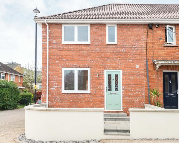 Front view: please use the rear entrace to enter property