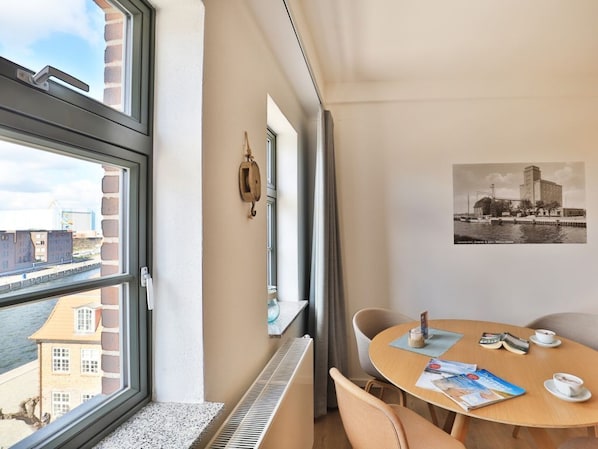 Ohlerich Speicher App. 25 - Blick auf den Essbereich mit Fenster zum Alten Hafen