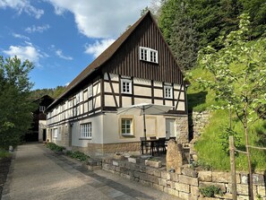 Ansicht mit Terrasse der großen Wohnung