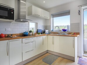 Kitchen | Sea Breeze, Wembury