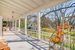 Private Porch | Outdoor Seating | 4 Mi to Elmwood Park Zoo