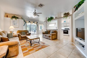 Living Room | Central A/C | Smart TV | Free WiFi
