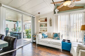 Living Room | Smart TV | Free WiFi
