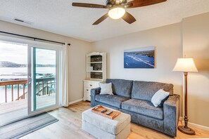 Living Room | Smart TV | Free WiFi | Central Heating & A/C | Queen Sleeper Sofa