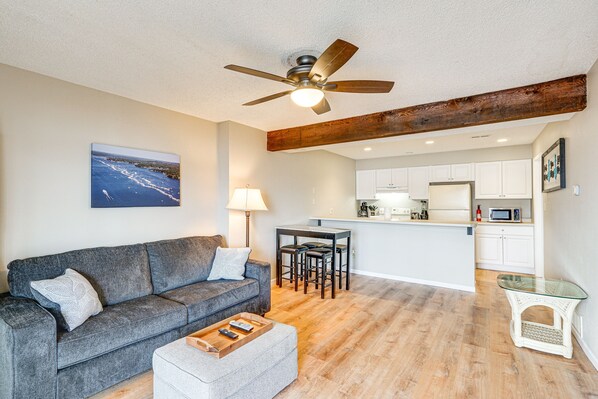 Lake Ozark Vacation Rental | 1BR | 1BA | 731 Sq Ft | Stairs to Access