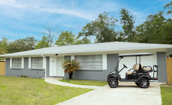 Adventure on Arbor - centrally located between the beach and downtown 