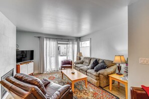 Living Room | Flat-Screen TV | Fireplace | Central Heating | Free WiFi | Books
