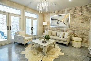 Living Room with Stylish Decor and Comfortable Seating!