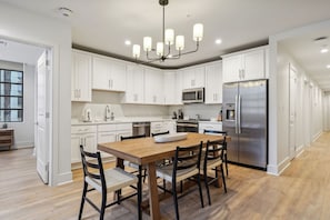 Full Kitchen and Dining Area for Family Meals!