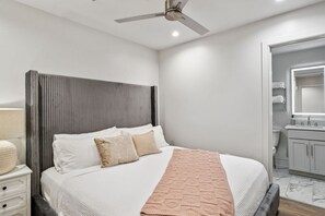 Bedroom with King Size Bed and Ensuite Bathtub