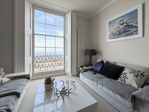 Living room/dining room | Admiral&rsquo;s Lookout, Ilfracombe