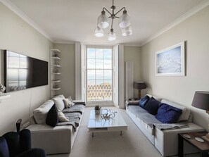 Living room/dining room | Admiral&rsquo;s Lookout, Ilfracombe
