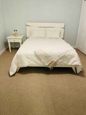 Beautiful oceanside condo; enjoy sunshine, salty air and sand between your toes!