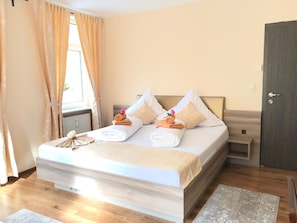 Deluxe Dreibettzimmer mit eigenem Bad-Deluxe Dreibettzimmer